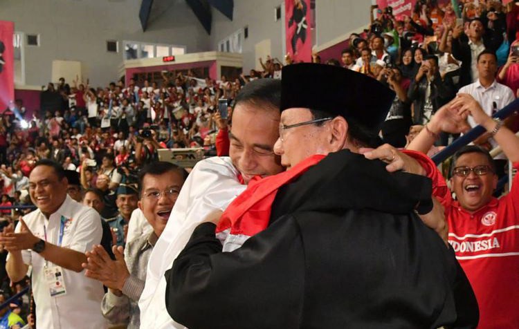 Prabowo dan Jokowi Berpelukan, Suasana Bergemuruh