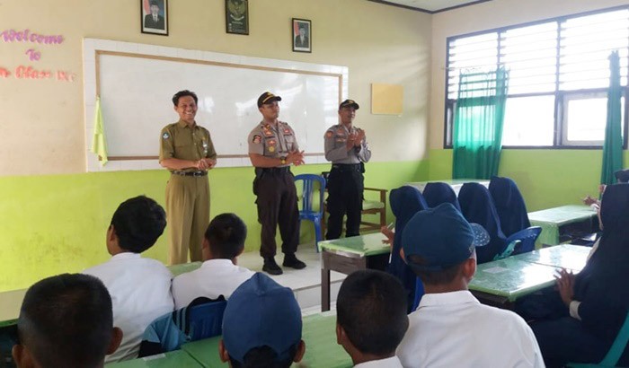 Peduli Dunia Pendidikan, Polisi Batui Goes to School