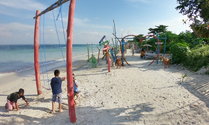 Wisata Pantai Bubung, Ide Kreatif Menyulap Limbah Kayu Menjadi Ornamen