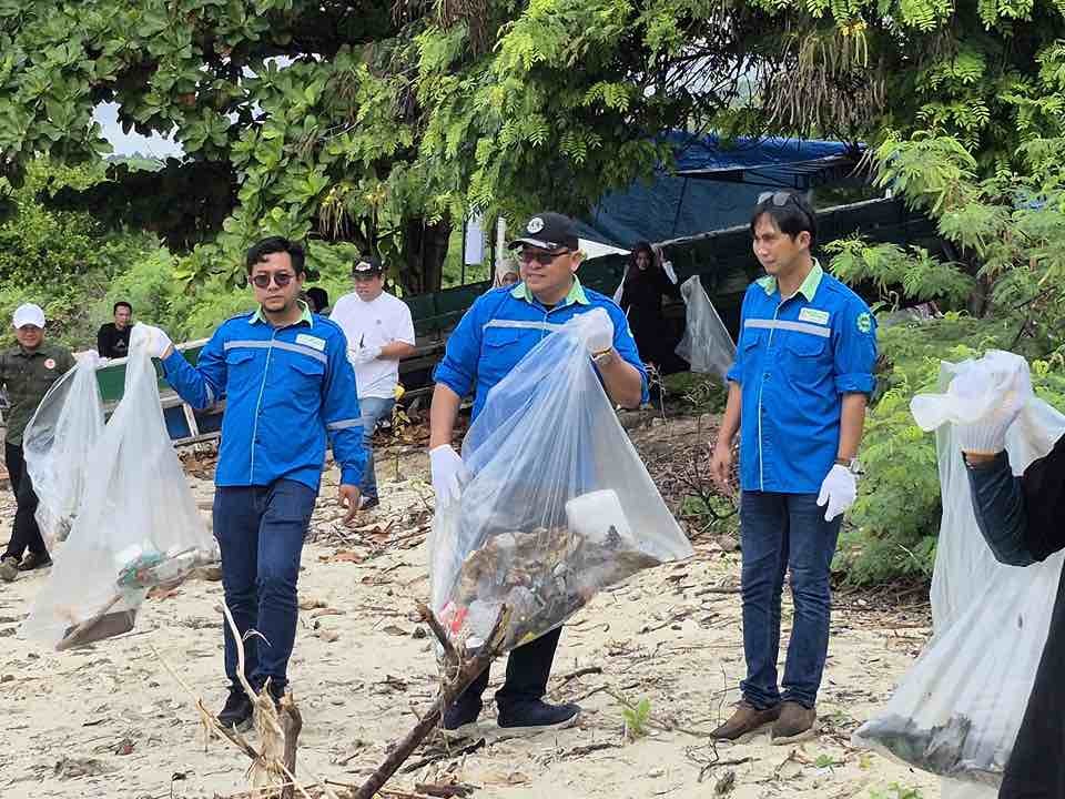 PAU dan Banggai Corallium Gelar aksi Bersih Pantai dan Transpalantasi Terumbu Karang